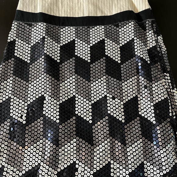 Skirt sequin needs 4 sequins - Picture 6 of 11